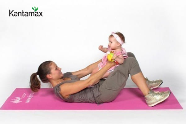 Có thể luyện tập Yoga cùng bé trong quá trình thực hiện cách tăng cân cho phụ nữ sau sinh