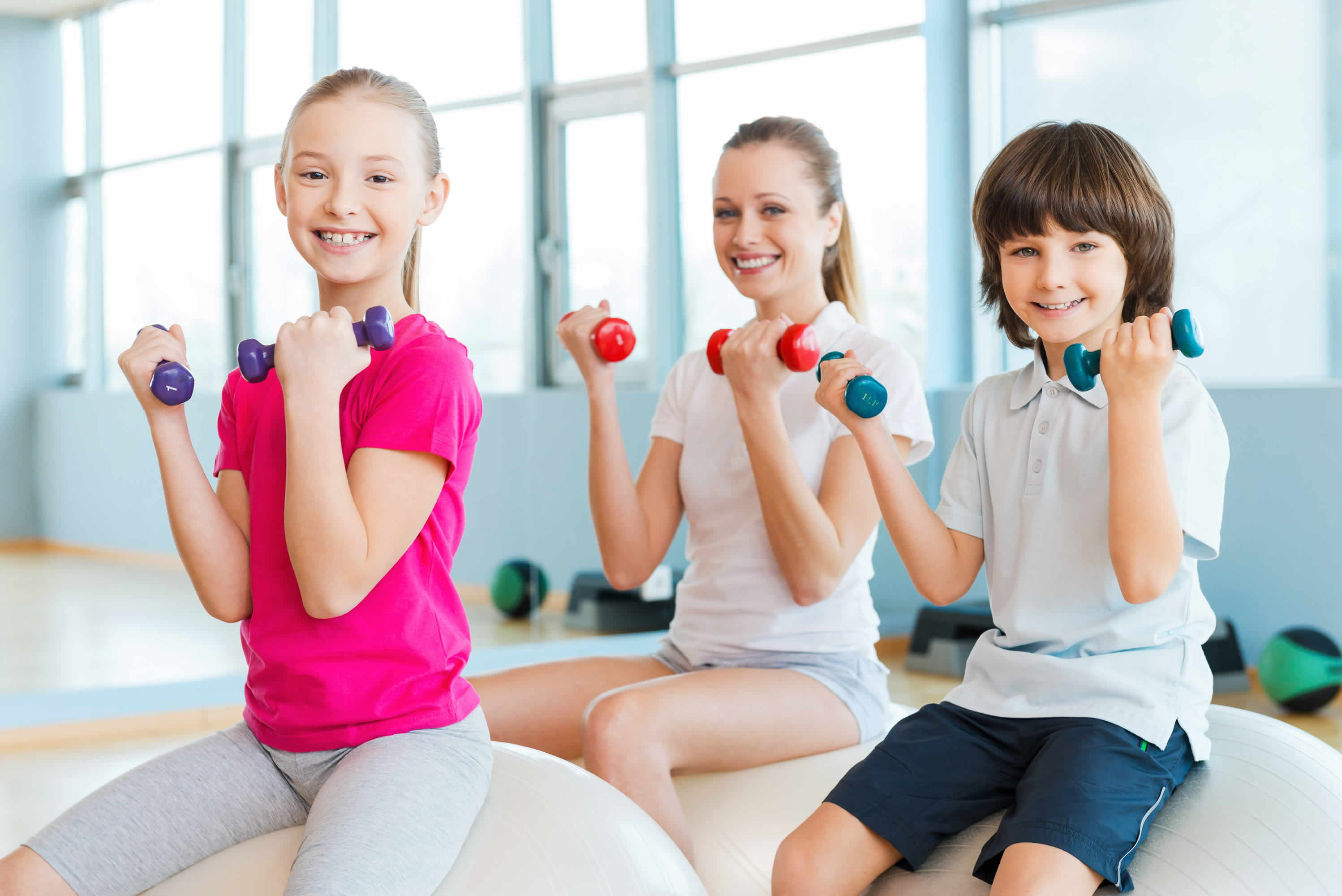 Khuyến khích trẻ vận động cũng là cách giúp trẻ tăng cân tự nhiên