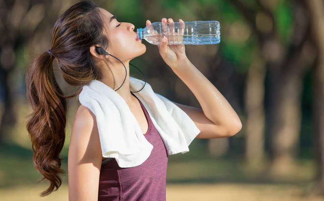 Uống đủ nước mỗi ngày để thanh locjc ơ thể